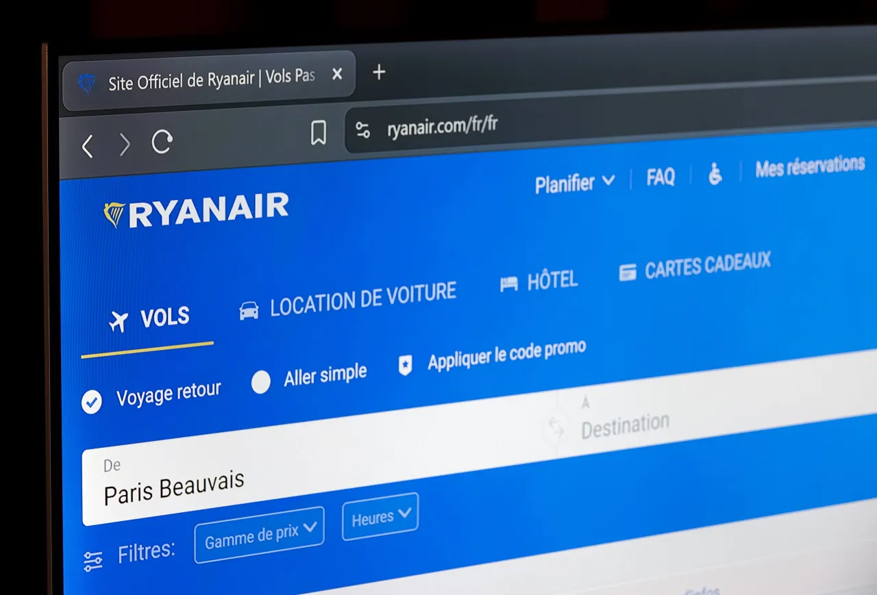 Strona Ryanair.com, gdzie można sprawdzić, ile kosztuje przebukowanie biletu Ryanair. Widoczna jest opcja 