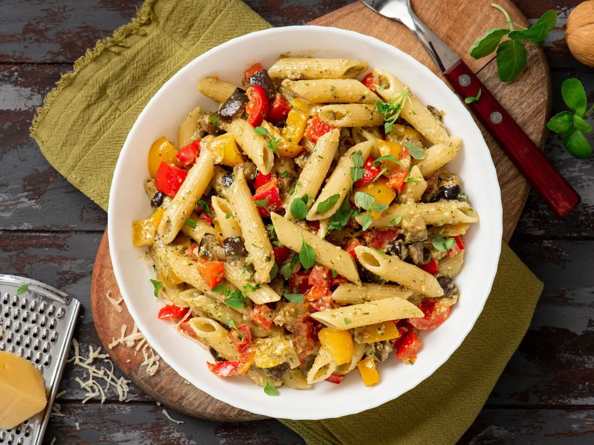 assiette de pâtes saines légumes