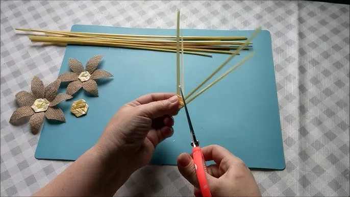 materiały do zrobienia kwietnika z juty flat lay