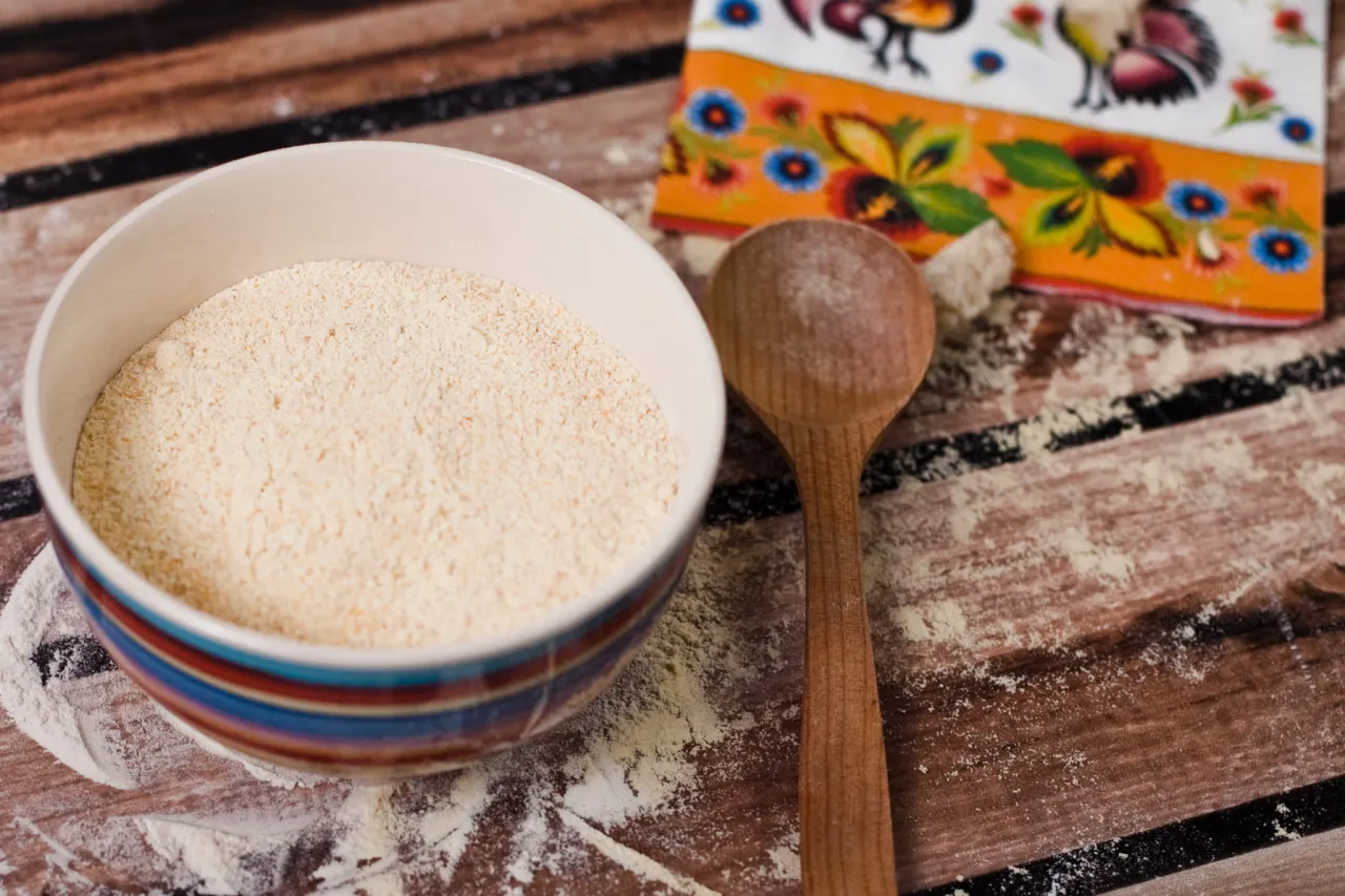 świeża mąka jaglana w misce drewnianej