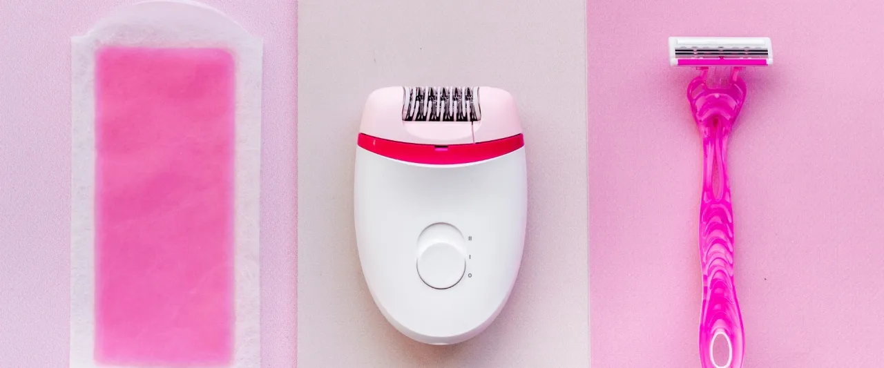 Pasek z woskiem, depilator i r&oacute;żowa maszynka do golenia. Jaka golarka do ciała będzie najlepsza?