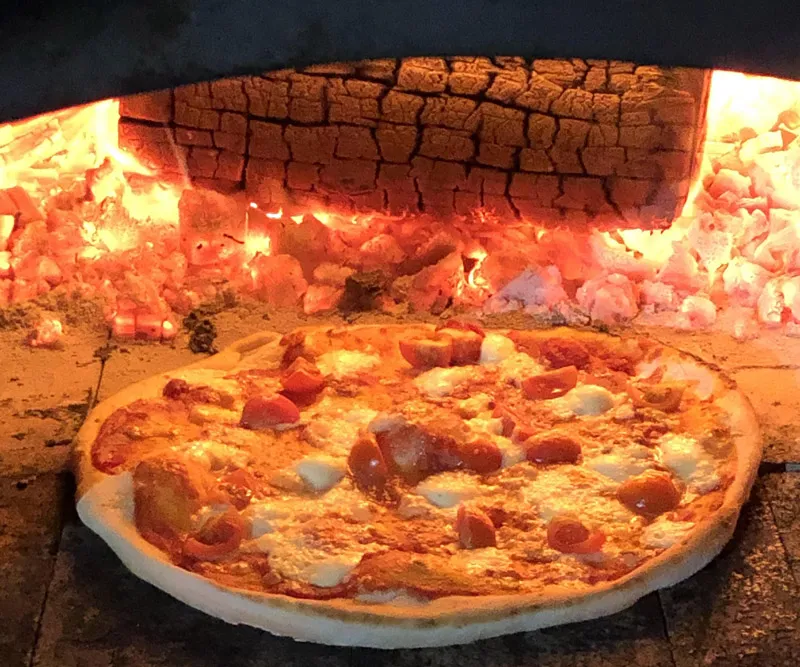 pizza italiana artesanal en horno de le&ntilde;a