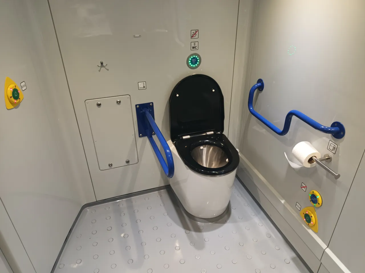 toaleta dla niepełnosprawnych w pociągu