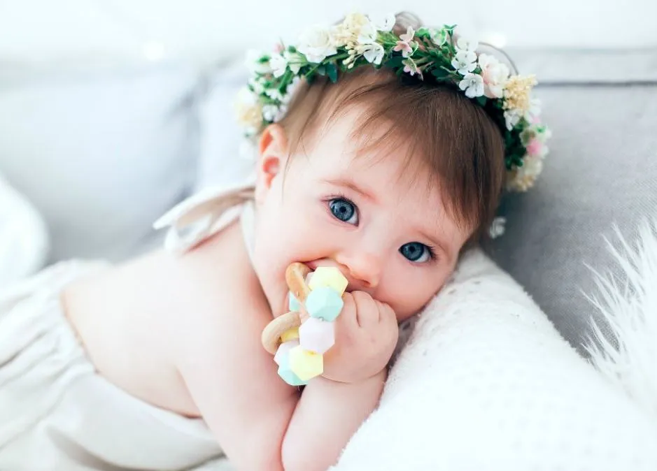 dziecko masujące dziąsła gryzakiem