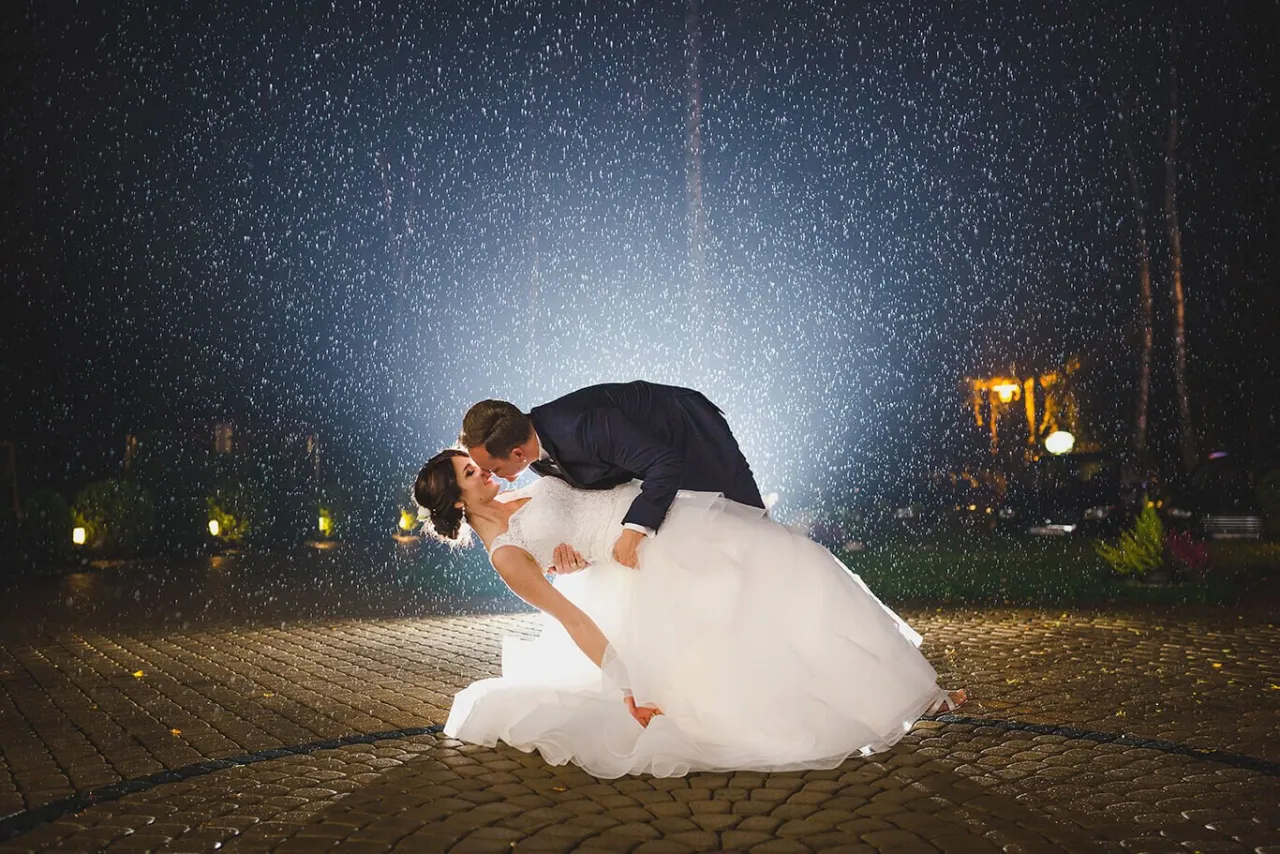 para młoda oglądająca album ze zdjęciami ślubnymi, wzruszenie