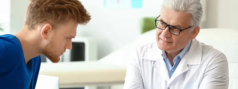Mann im Gespräch mit Urologen Vorsorge