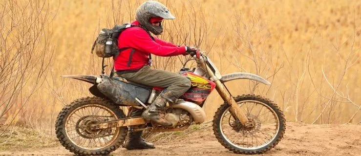 motocyklista na krętej drodze w lesie Wielkopolska