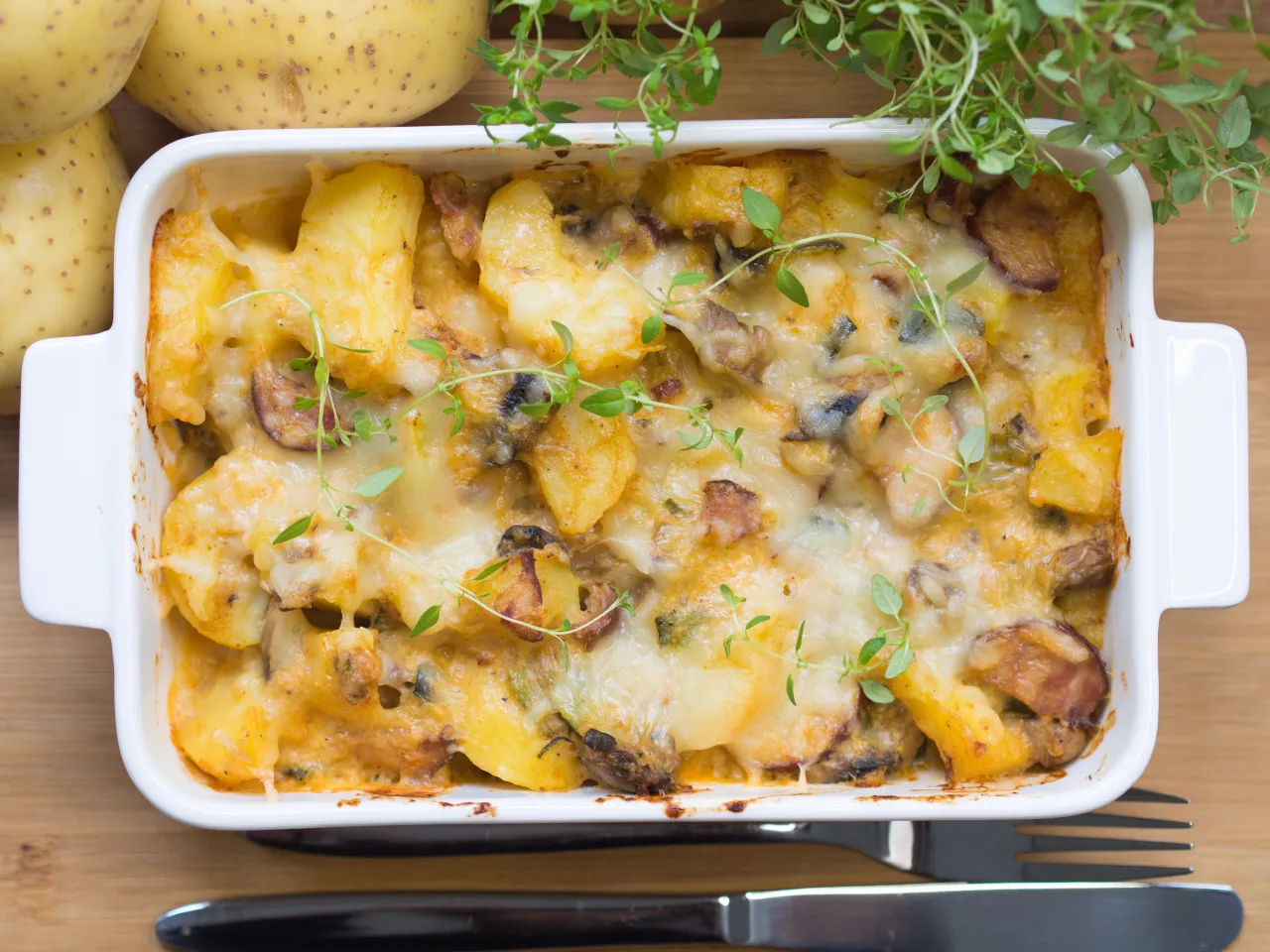 Zapiekanka ziemniaczana z kiełbasą i pieczarkami