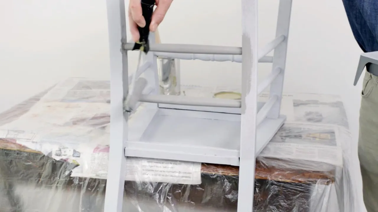 Narzędzia i akcesoria do malowania krzeseł na biało