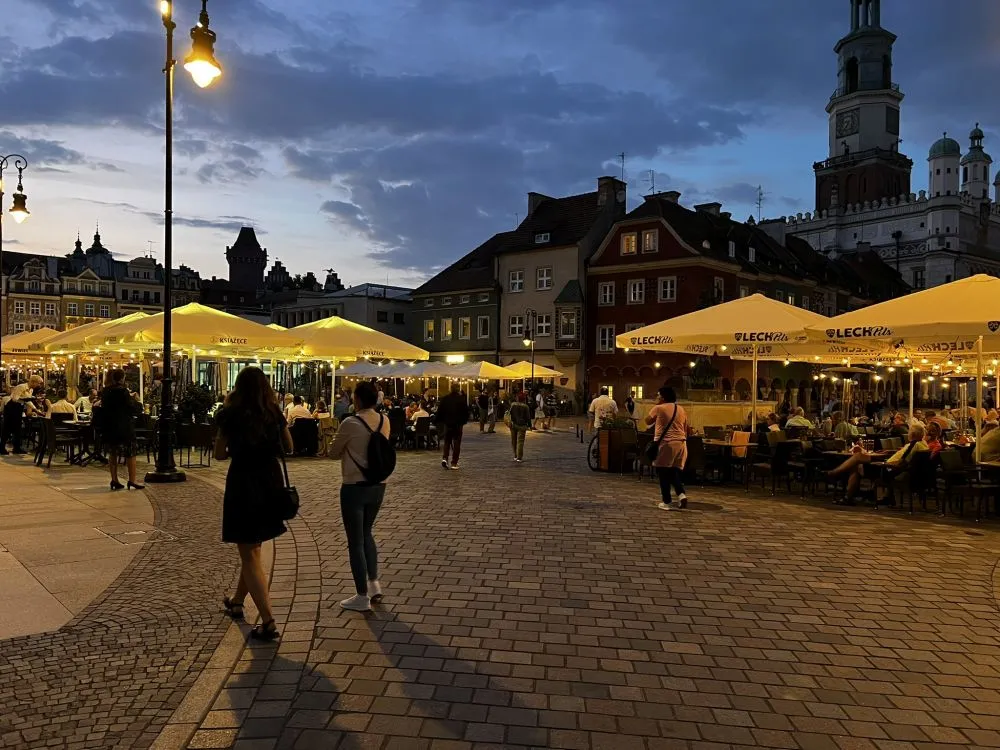 Romantyczny spacer po Starym Rynku w Poznaniu wieczorem