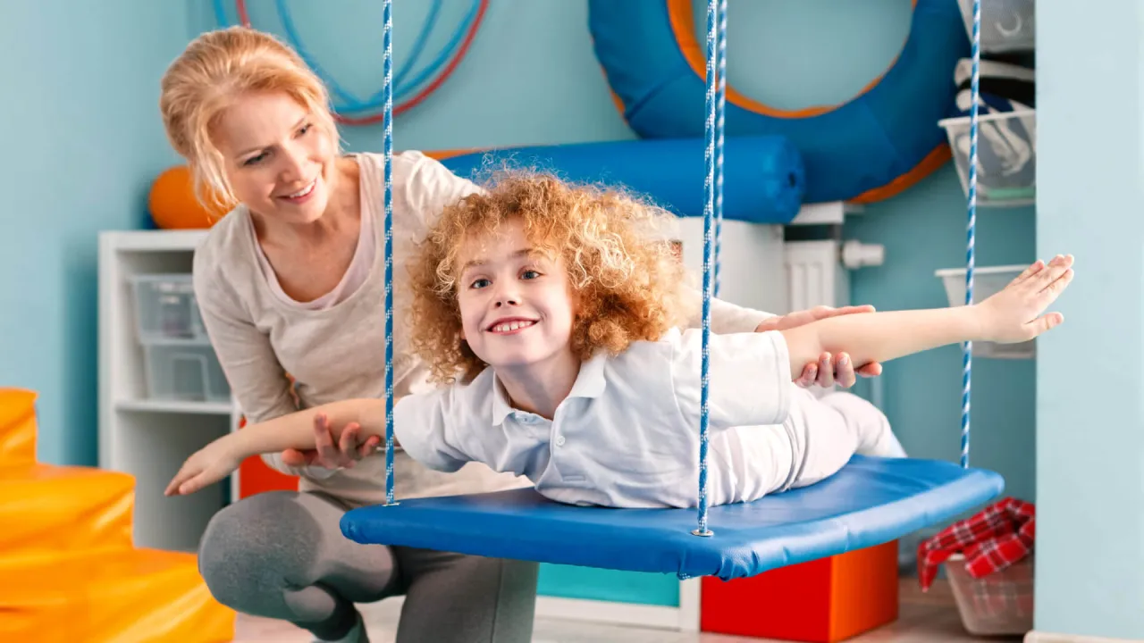 terapeuta integracji sensorycznej wykonujący diagnozę dziecka