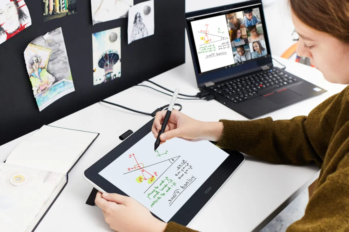 nauczyciel korzystający z tabletu i aplikacji edukacyjnych w klasie