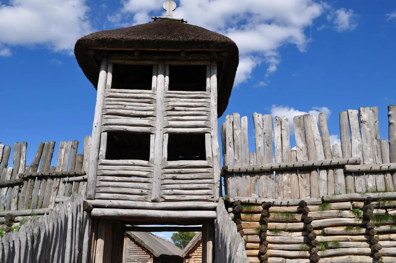 Drewniana wieża obronna i palisada, część kujawsko pomorskie atrakcje. Niebo z chmurami.