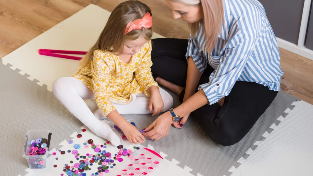 rodzic bawiący się z dzieckiem w terapię ręki