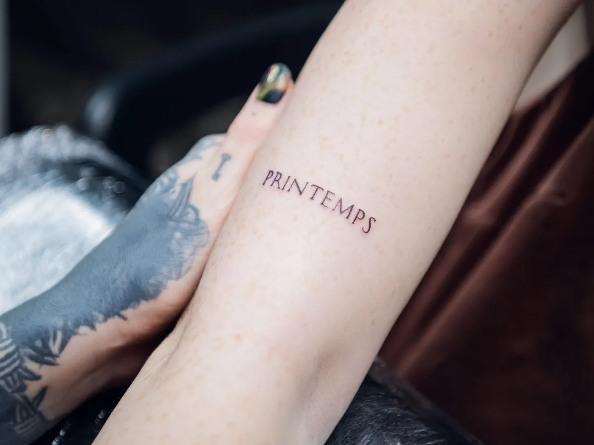 r&oacute;żne style tatuaży z napisami