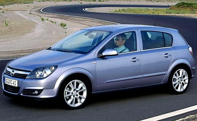 Zdjęcie Gdzie są bezpieczniki Opel Astra H? Sprawdź, jak je znaleźć i wymienić