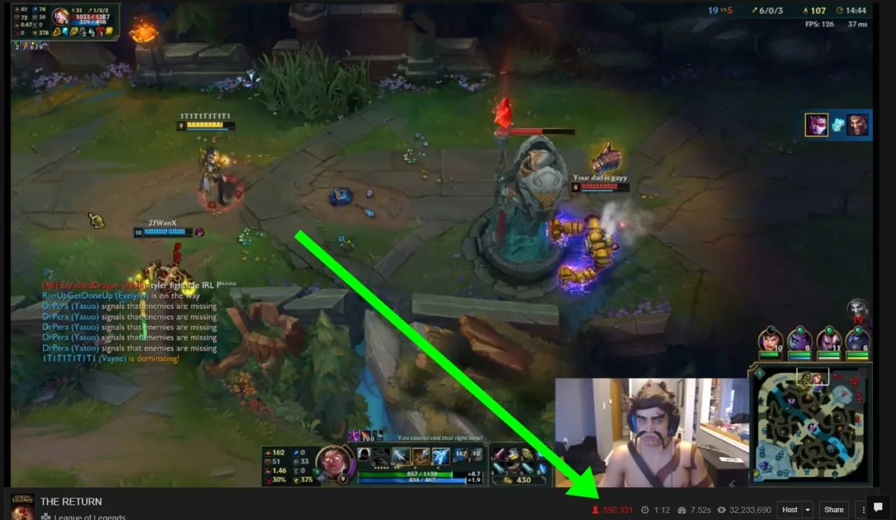 Gracz oglądający Twitcha z ikonami gier Riot Games