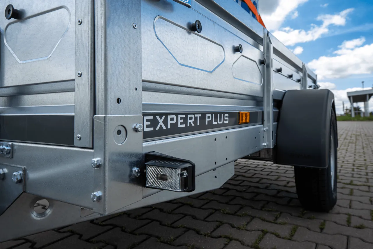 Widoczne są dwa światła pozycyjne przyczepy Expert Plus.