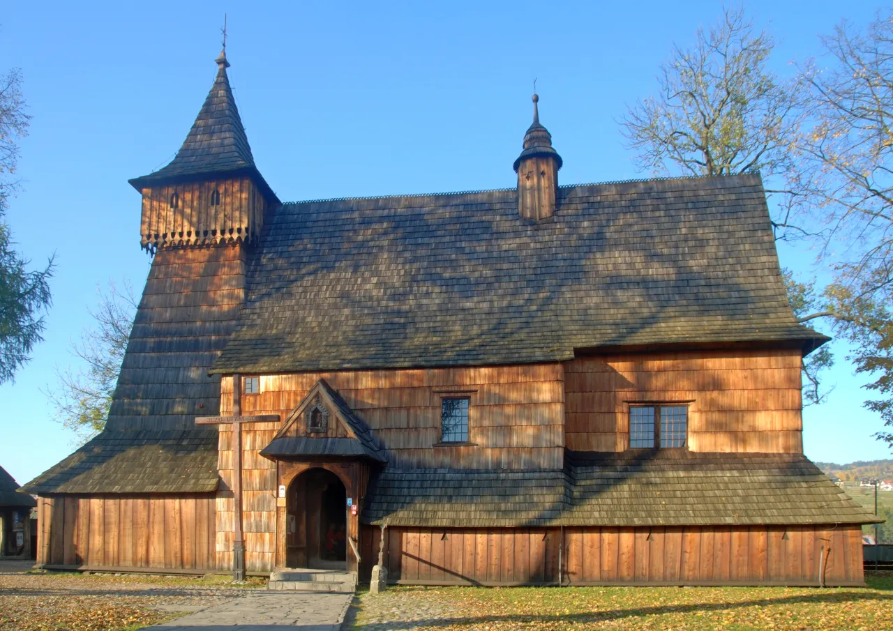 kościół w Dębnie Podhalańskim z zewnątrz