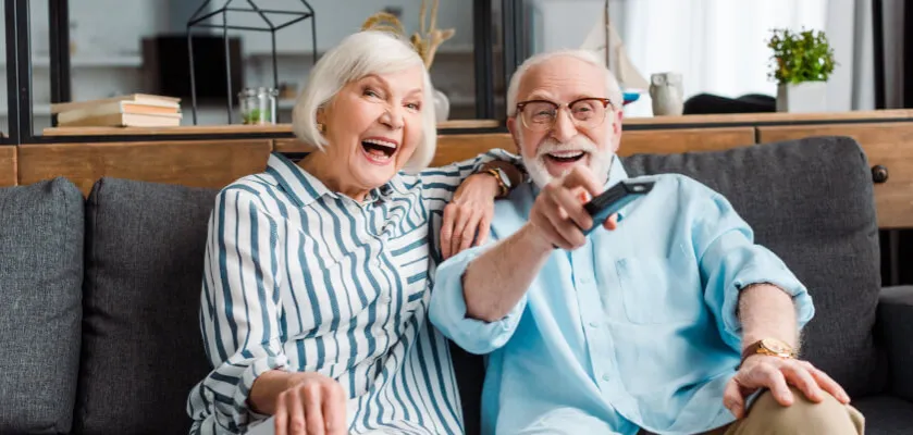 Osoby starsze z telewizorem