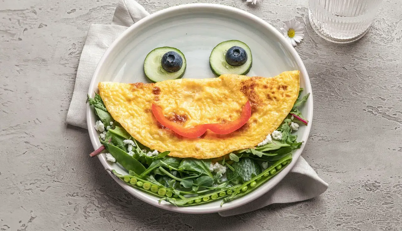 Uśmiechnięta jajecznica z warzywami i owocami. Proste danie, co każdy potrafi ugotować, idealne na śniadanie.