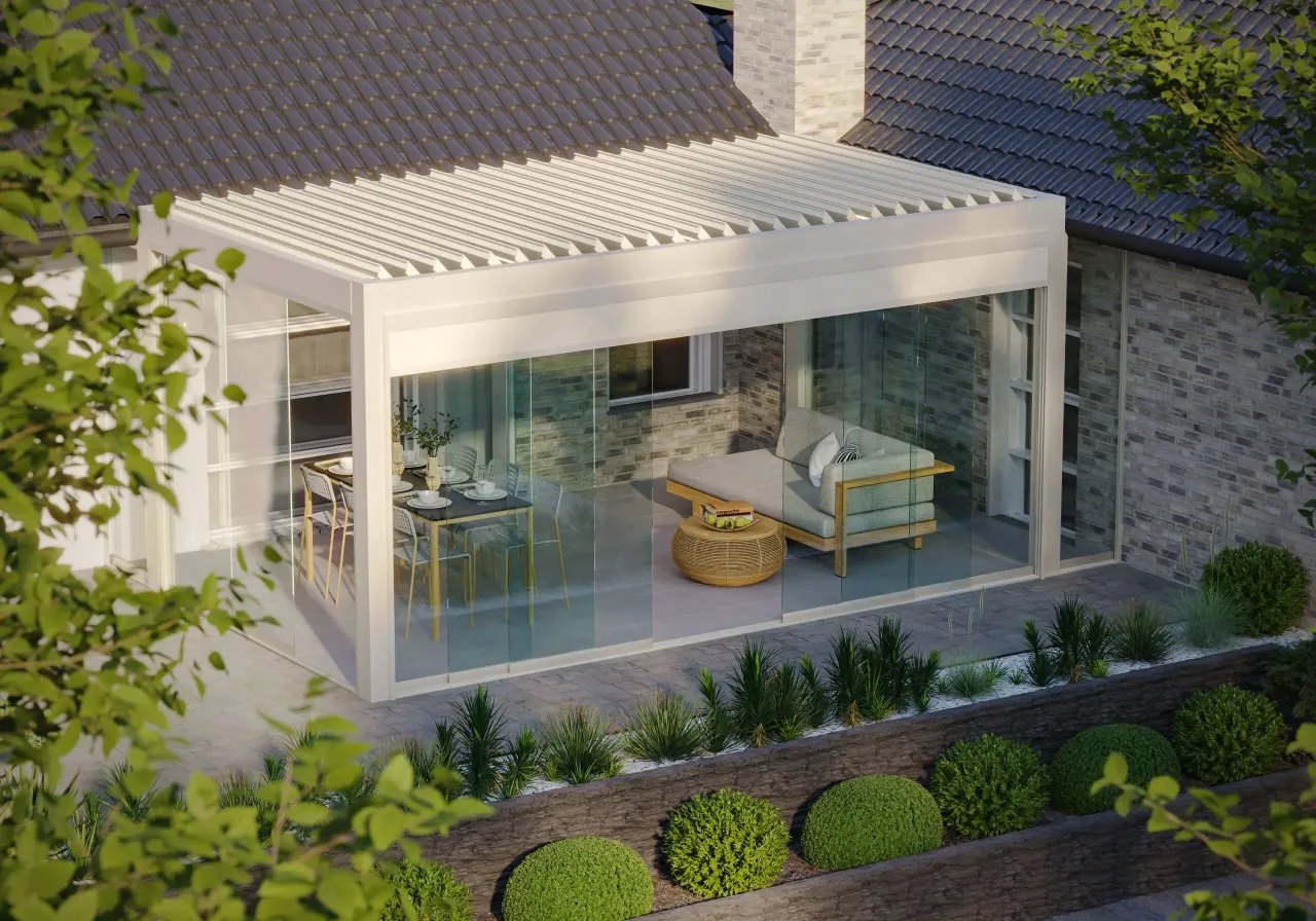 Nowoczesna pergola ze szklanymi ścianami, wewnątrz kt&oacute;rej znajduje się salonik i jadalnia. Idealne miejsce, by cieszyć się ogrodem przez cały rok.