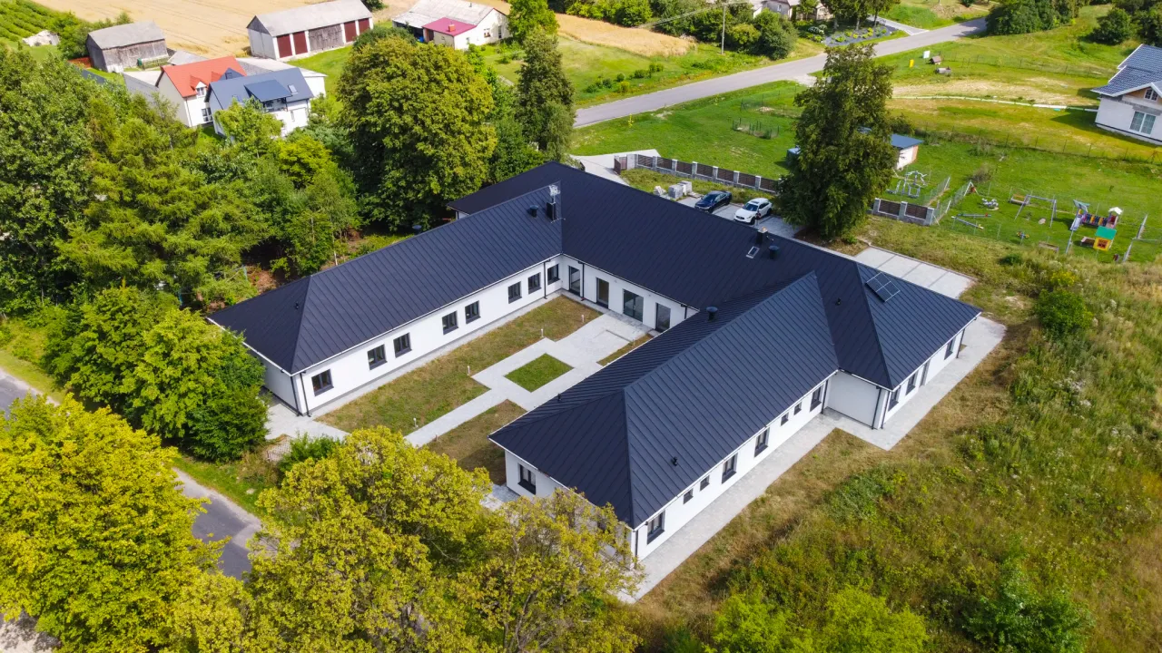 Dom opieki Pilaszków wejście budynek