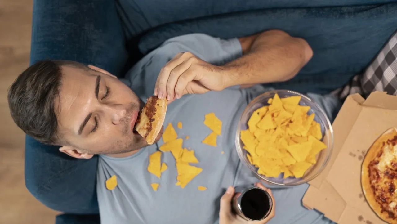 Osoba zamyślona nad jedzeniem, zaniepokojona relacją z jedzeniem