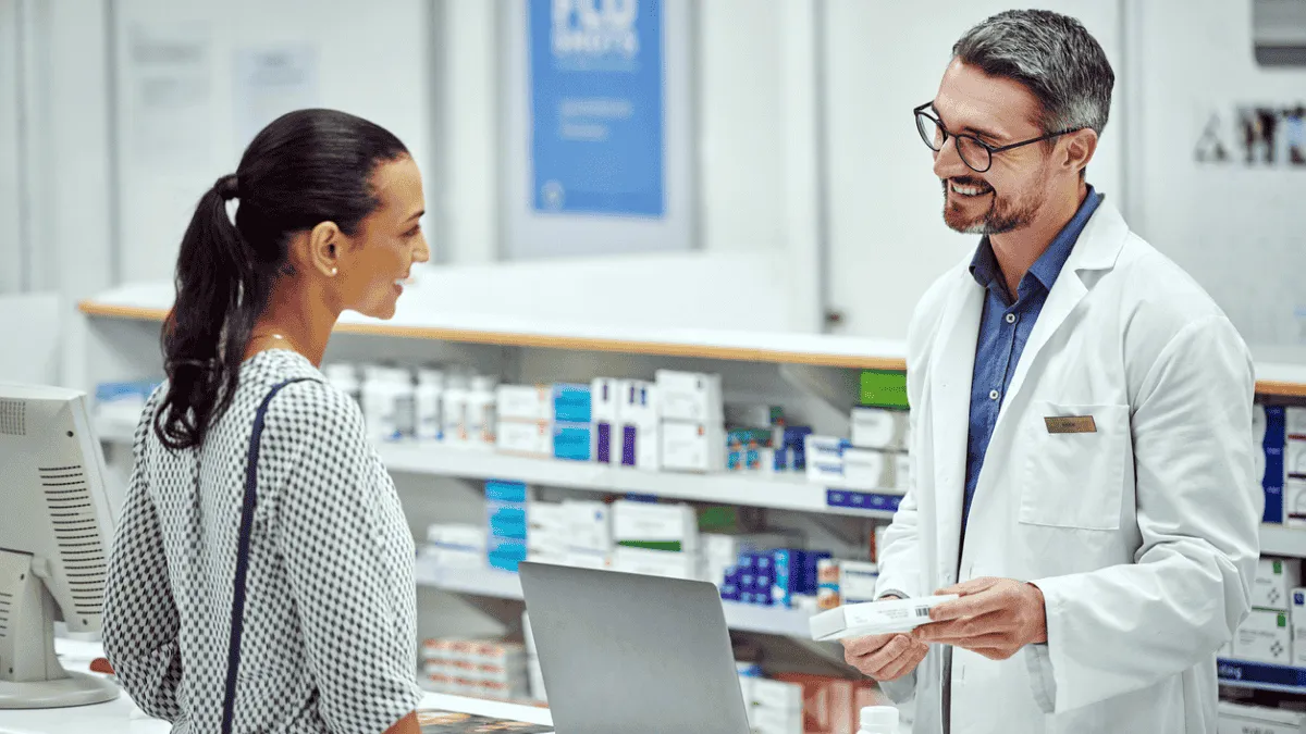 farmaceuta doradza pacjentowi