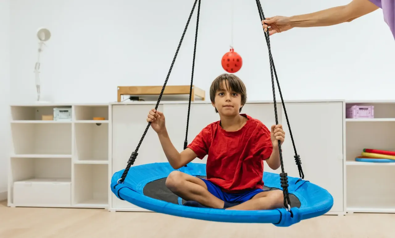 dziecko z trudnościami sensorycznymi, dziecko unika metek, dziecko zatyka uszy