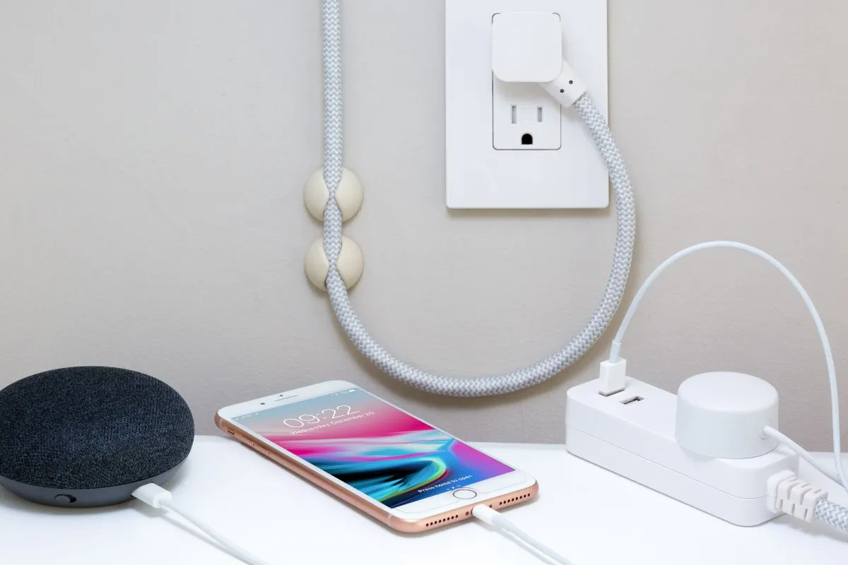 Zdjęcie Jak bezpiecznie wyczyścić port ładowania iPhone i uniknąć uszkodzeń – proste kroki