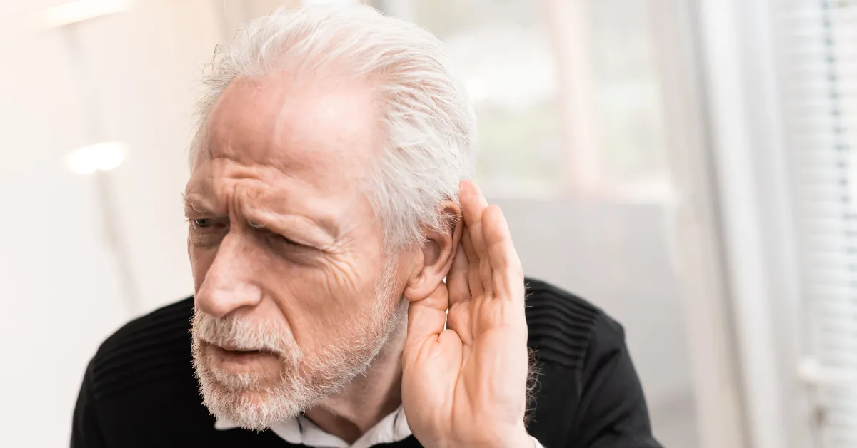 senior z problemami ze słuchem, trudności w komunikacji