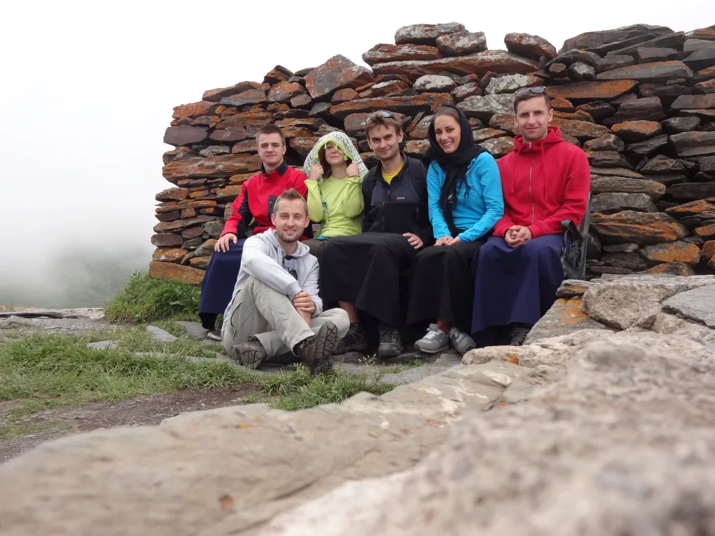 Kobieta podróżująca samotnie po Gruzji, np. w górach lub w mieście