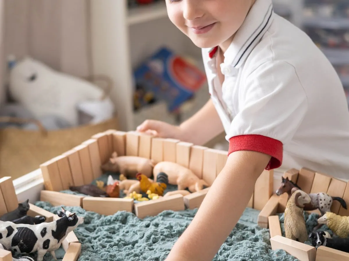 dzieci bawiące się zabawkami sensorycznymi, r&oacute;żne tekstury i kolory