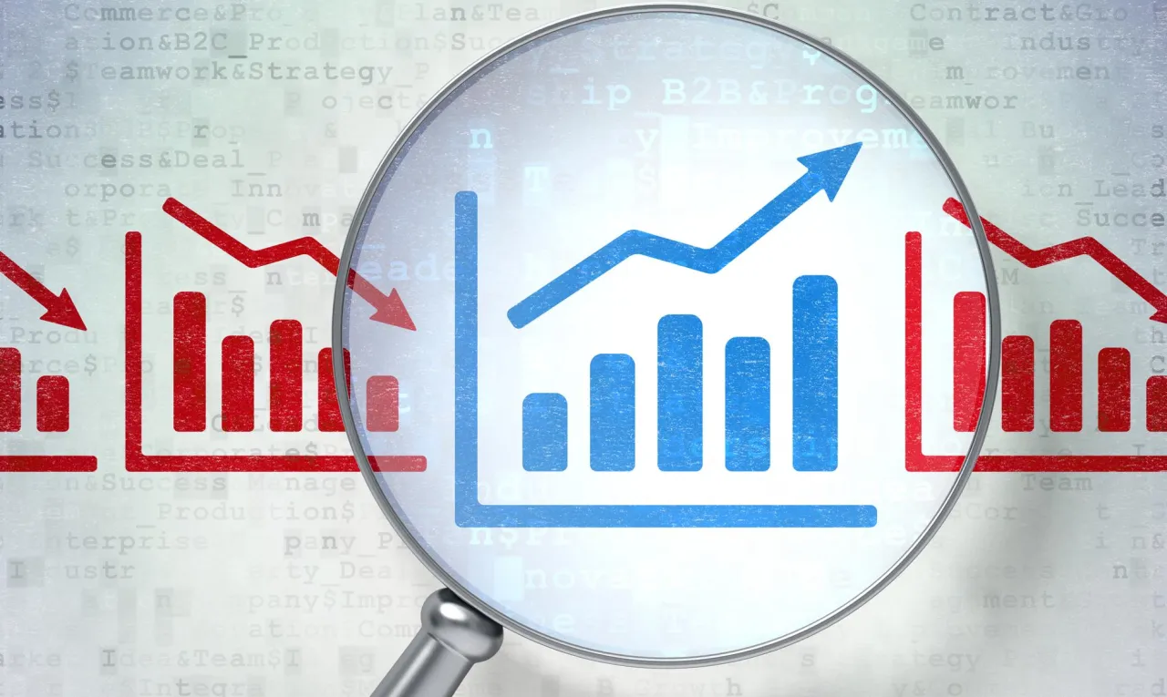 Giełda dla bardzo początkujących: jak zacząć inwestować? Wykresy wzrost&oacute;w i spadk&oacute;w pod lupą.