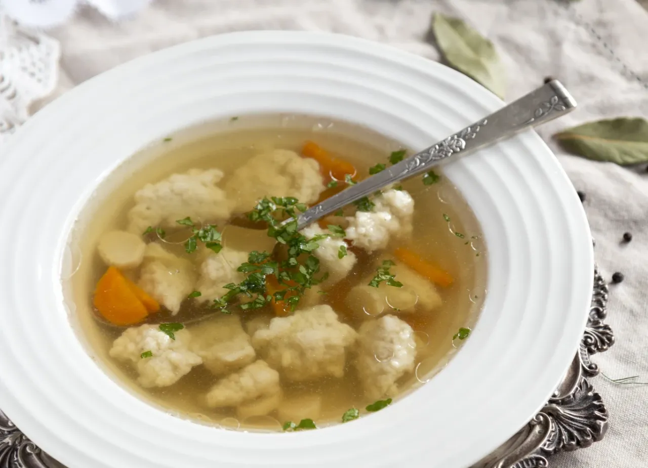 Garnek z gotującymi się kluskami