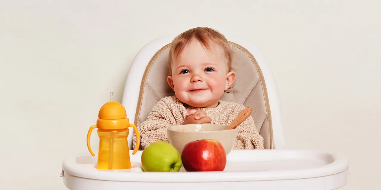 Świeże jabłka dla niemowlaka