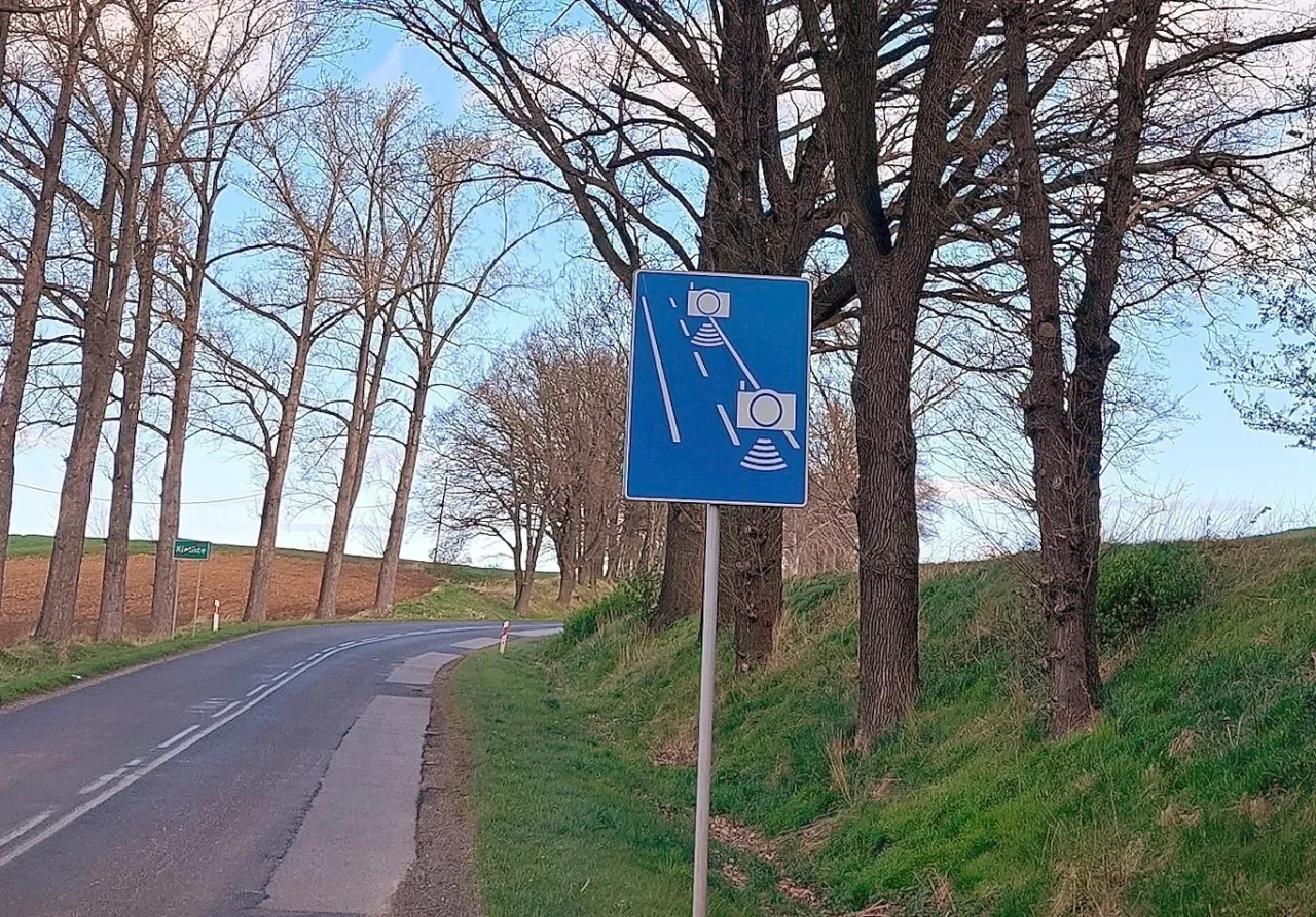 Znak D51a informuje o odcinku drogi z odcinkowym pomiarem prędkości. Uważaj na kamery!