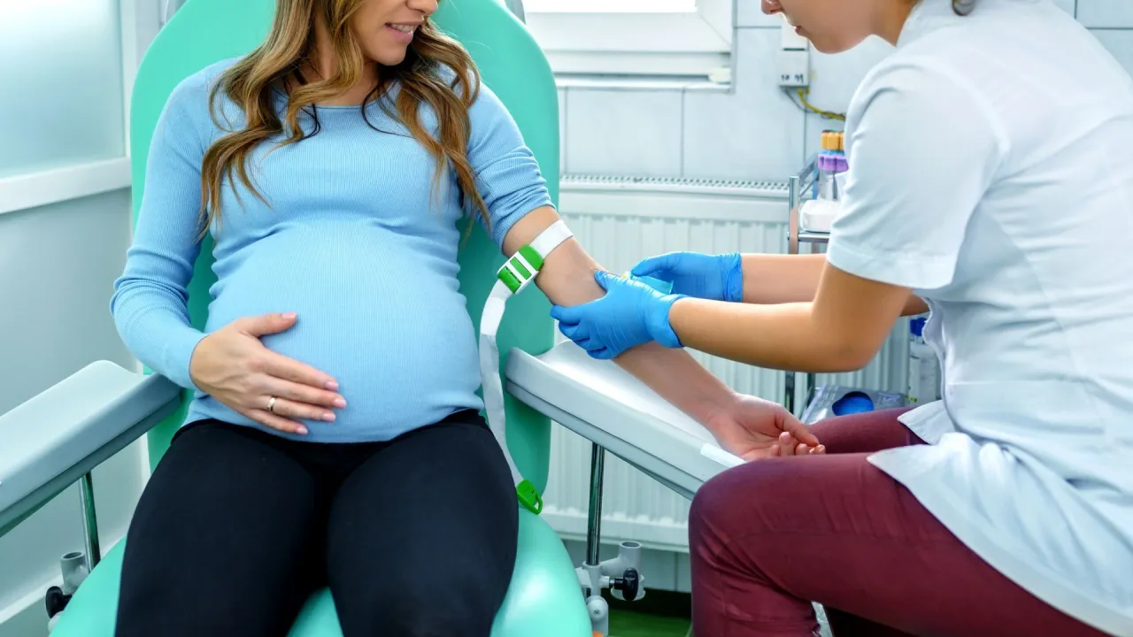 Kobieta w ciąży w poczekalni, badanie krzywej cukrowej