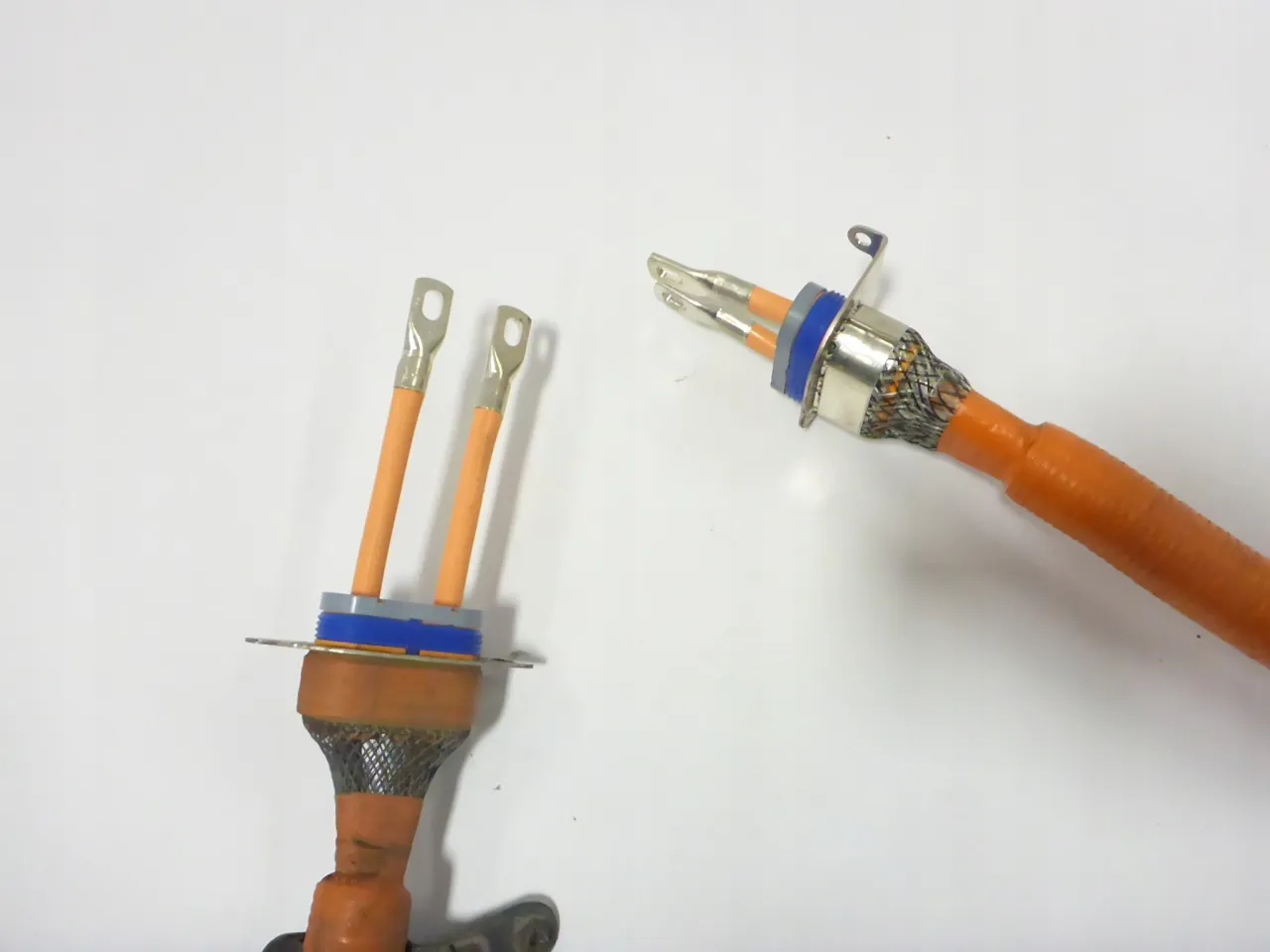 pomarańczowe kable wysokiego napięcia samoch&oacute;d elektryczny bezpieczeństwo