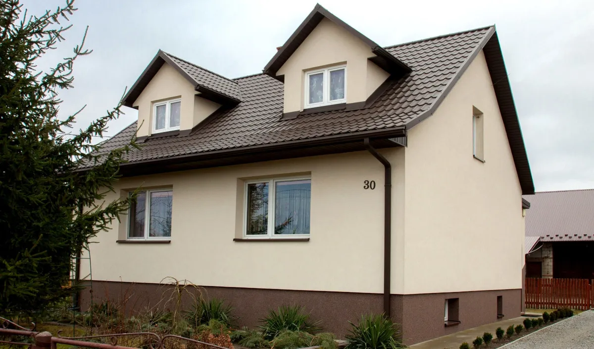 elewacja szara brązowy dach białe okna