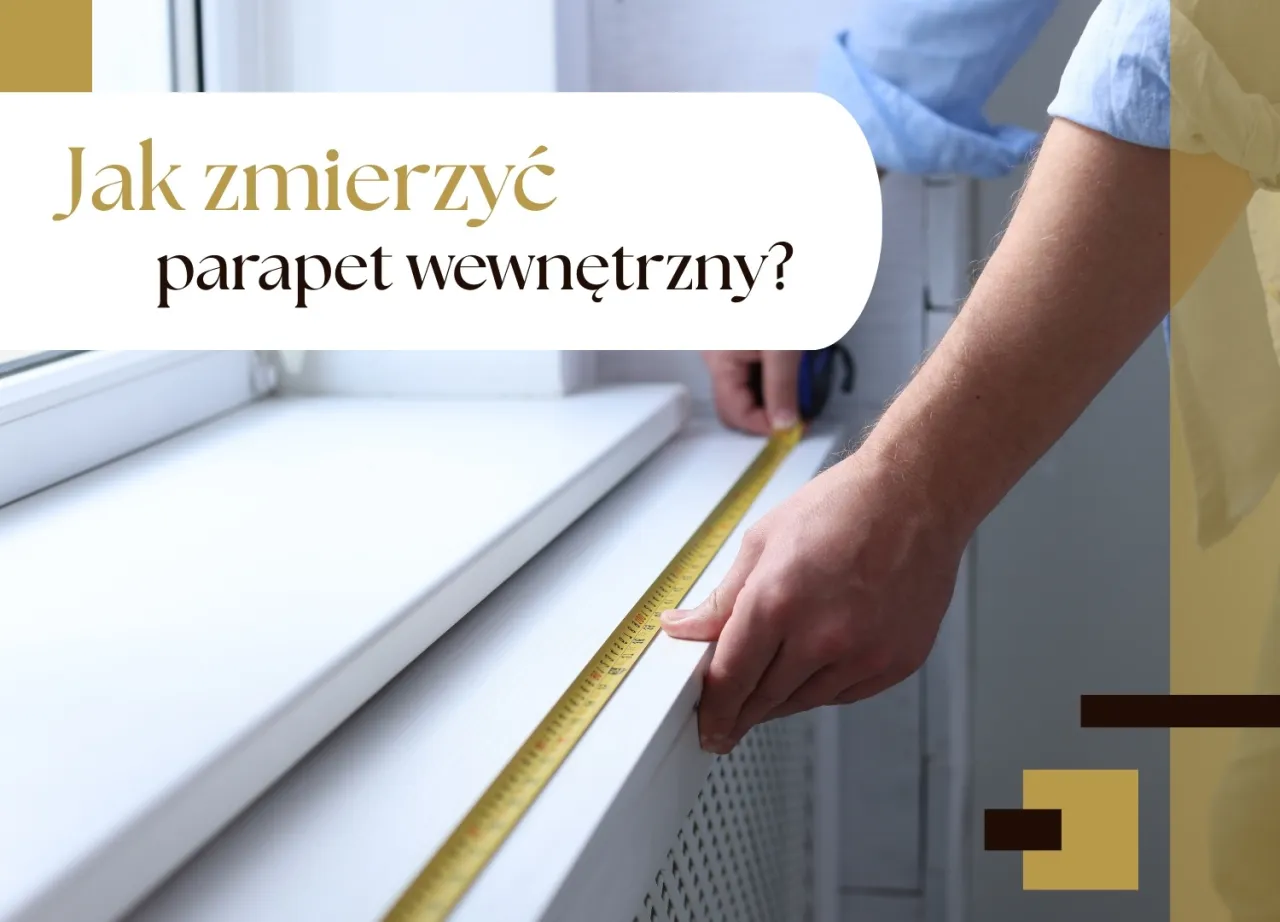 Mężczyzna mierzy biały parapet wewnętrzny taśmą mierniczą. Dowiedz się, jak zmierzyć parapet wewnętrzny, aby idealnie pasował.
