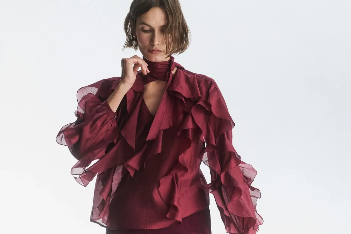 bluzki z falbanami żabotami marszczeniami