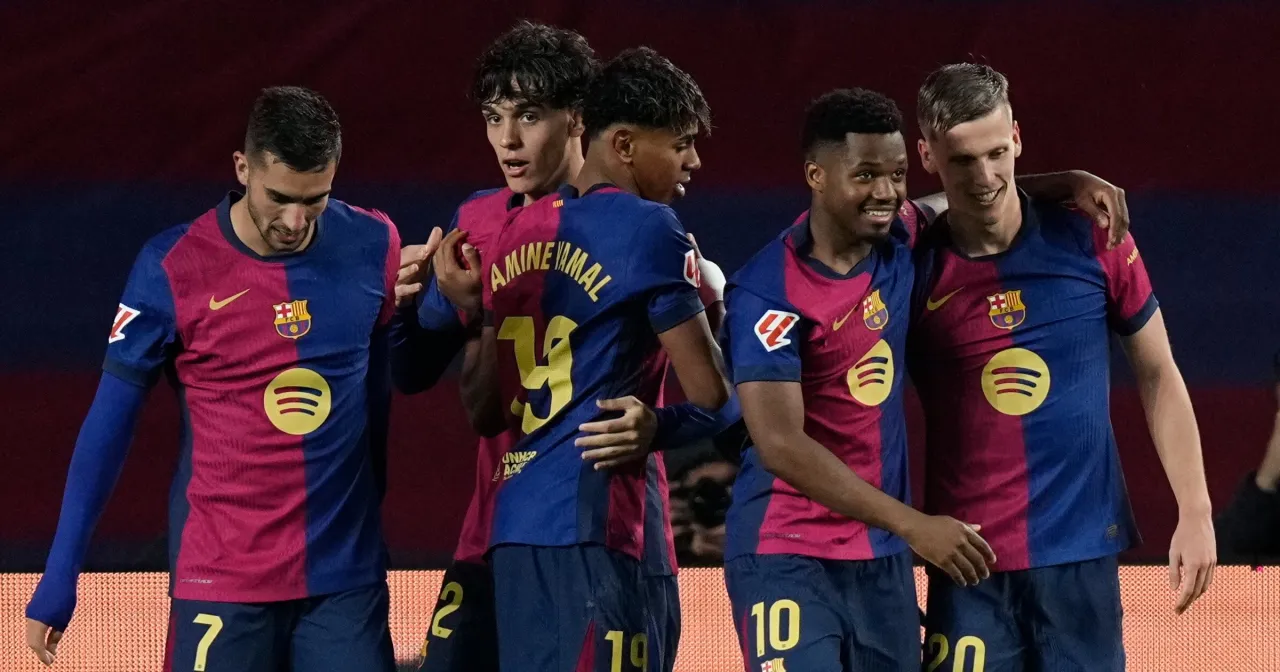 Pięciu piłkarzy Barcelony w bordowo-niebieskich strojach świętuje zwycięstwo, jakby właśnie wygrali Ligę Mistrzów.