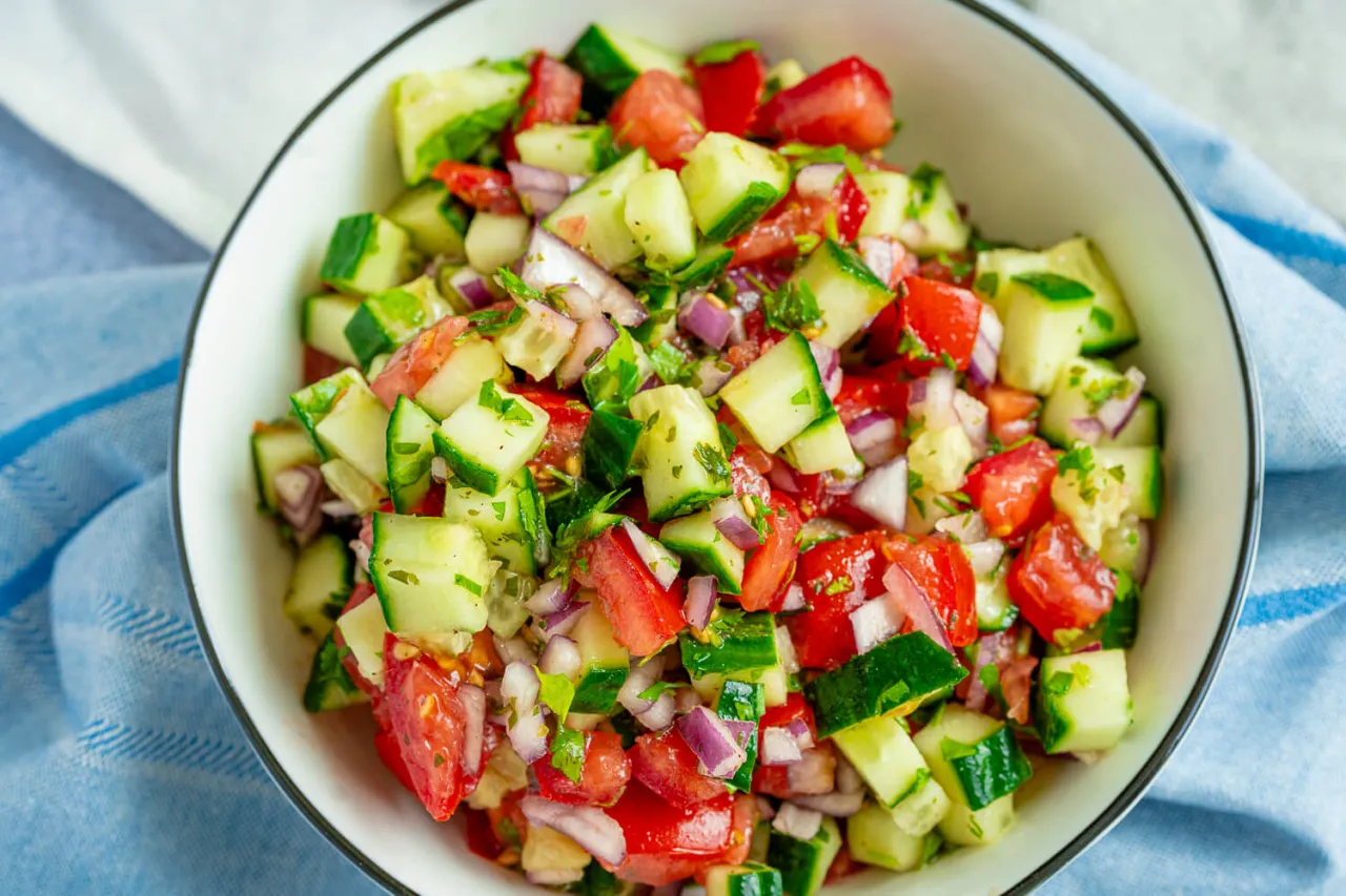 Gurken-Tomaten-Salat als Beilage zum Grillen