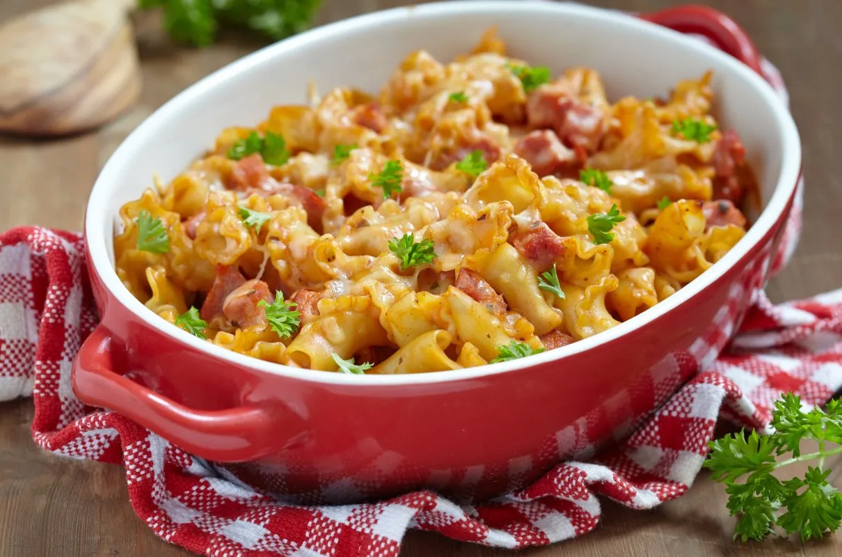 Pyszne danie z makaronem, kiełbasą i serem, idealne jako co na obiad w środę.