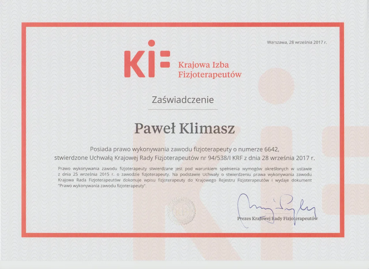 Fizjoterapeuta czyta dokumenty prawne