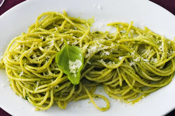 verschiedene Nudelsorten mit Pesto