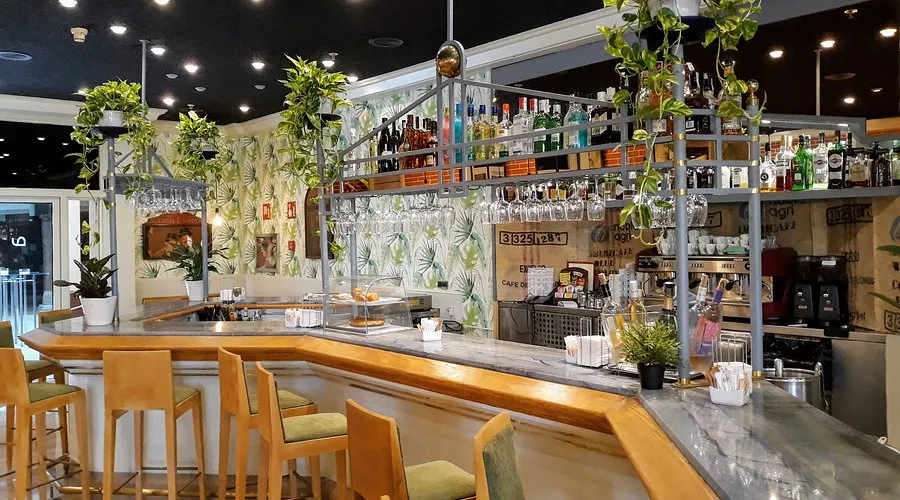 Fachada y ambiente interior de Bar Vinos y Tapas La Estaci&oacute;n Sevilla