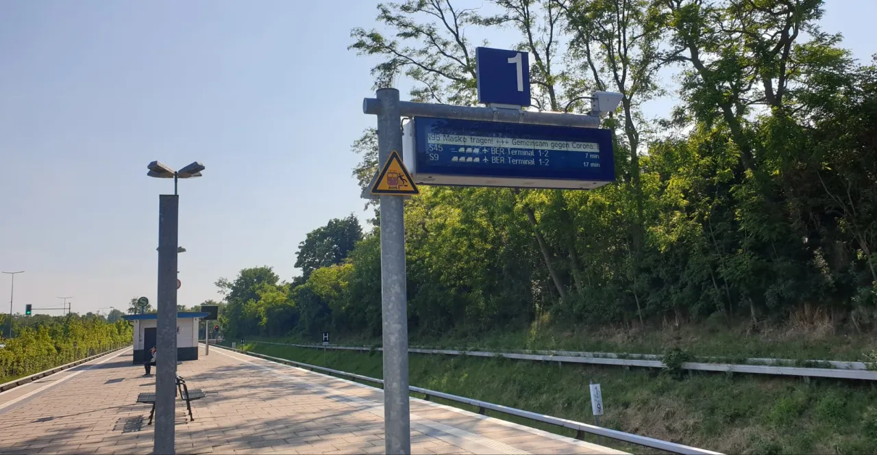 Informacja o pociągach do BER Terminal 1-2, pomocna gdy chcesz odebrać kogoś z lotniska w Berlinie.